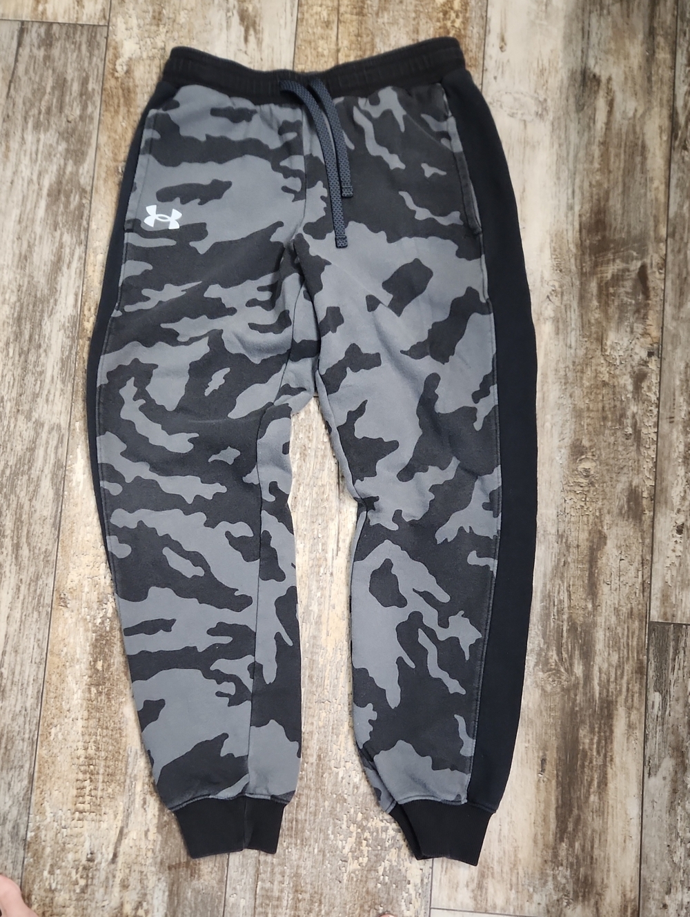 Under Armour Black & Gray Camo Athletic Joggers YOUTH Large
